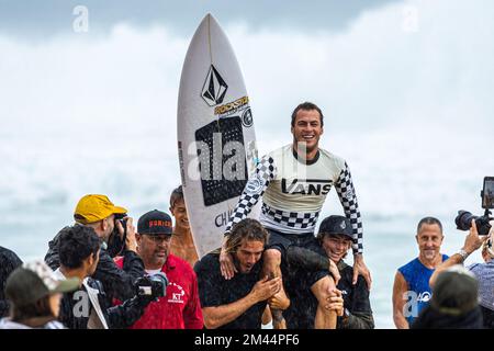 Haleiwa, HI, USA. 18.. Dezember 2022. Balram Stack gewinnt am 18. Dezember 2022 bei den Vans 2022 Pipe Masters bei der Banzai Pipeline in Haleiwa, HI. Kredit: Erik Kabik Photography/Media Punch/Alamy Live News Stockfoto