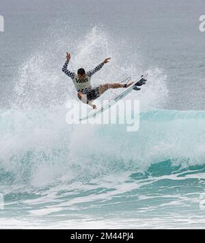Haleiwa, HI, USA. 18.. Dezember 2022. Balram Stack gewinnt am 18. Dezember 2022 bei den Vans 2022 Pipe Masters bei der Banzai Pipeline in Haleiwa, HI. Kredit: Erik Kabik Photography/Media Punch/Alamy Live News Stockfoto