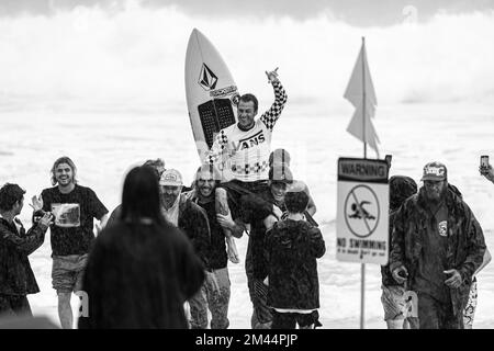 Haleiwa, HI, USA. 18.. Dezember 2022. Balram Stack gewinnt am 18. Dezember 2022 bei den Vans 2022 Pipe Masters bei der Banzai Pipeline in Haleiwa, HI. Kredit: Erik Kabik Photography/Media Punch/Alamy Live News Stockfoto