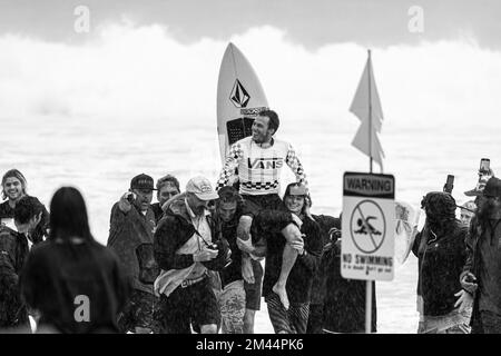 Haleiwa, HI, USA. 18.. Dezember 2022. Balram Stack gewinnt am 18. Dezember 2022 bei den Vans 2022 Pipe Masters bei der Banzai Pipeline in Haleiwa, HI. Kredit: Erik Kabik Photography/Media Punch/Alamy Live News Stockfoto