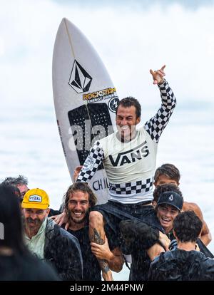 Haleiwa, HI, USA. 18.. Dezember 2022. Balram Stack gewinnt am 18. Dezember 2022 bei den Vans 2022 Pipe Masters bei der Banzai Pipeline in Haleiwa, HI. Kredit: Erik Kabik Photography/Media Punch/Alamy Live News Stockfoto