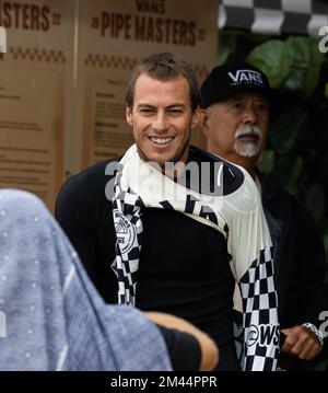 Haleiwa, HI, USA. 18.. Dezember 2022. Balram Stack gewinnt am 18. Dezember 2022 bei den Vans 2022 Pipe Masters bei der Banzai Pipeline in Haleiwa, HI. Kredit: Erik Kabik Photography/Media Punch/Alamy Live News Stockfoto