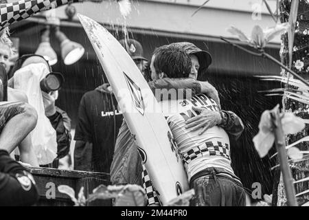 Haleiwa, HI, USA. 18.. Dezember 2022. Balram Stack gewinnt am 18. Dezember 2022 bei den Vans 2022 Pipe Masters bei der Banzai Pipeline in Haleiwa, HI. Kredit: Erik Kabik Photography/Media Punch/Alamy Live News Stockfoto