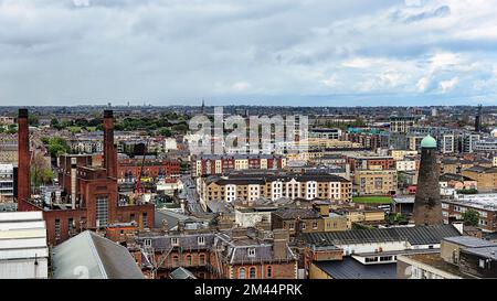 Panoramablick auf die Häuser und Dächer der Stadt von der Bar auf dem Dach, Gravity Bar im Guinness Storehouse, Dublin, Irland Stockfoto