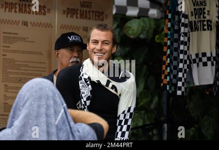 Haleiwa, HI, USA. 18.. Dezember 2022. Balram Stack gewinnt am 18. Dezember 2022 bei den Vans 2022 Pipe Masters bei der Banzai Pipeline in Haleiwa, HI. Kredit: Erik Kabik Photography/Media Punch/Alamy Live News Stockfoto
