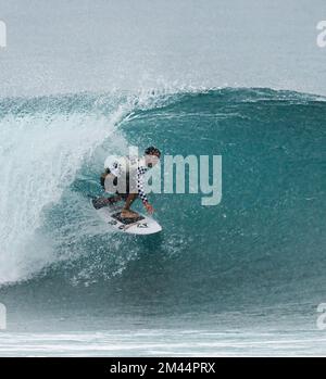 Haleiwa, HI, USA. 18.. Dezember 2022. Balram Stack gewinnt am 18. Dezember 2022 bei den Vans 2022 Pipe Masters bei der Banzai Pipeline in Haleiwa, HI. Kredit: Erik Kabik Photography/Media Punch/Alamy Live News Stockfoto