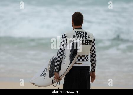 Haleiwa, HI, USA. 18.. Dezember 2022. Balram Stack gewinnt am 18. Dezember 2022 bei den Vans 2022 Pipe Masters bei der Banzai Pipeline in Haleiwa, HI. Kredit: Erik Kabik Photography/Media Punch/Alamy Live News Stockfoto