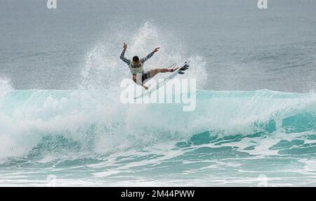 Haleiwa, HI, USA. 18.. Dezember 2022. Balram Stack gewinnt am 18. Dezember 2022 bei den Vans 2022 Pipe Masters bei der Banzai Pipeline in Haleiwa, HI. Kredit: Erik Kabik Photography/Media Punch/Alamy Live News Stockfoto