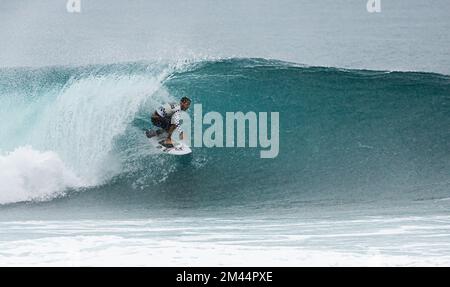 Haleiwa, HI, USA. 18.. Dezember 2022. Balram Stack gewinnt am 18. Dezember 2022 bei den Vans 2022 Pipe Masters bei der Banzai Pipeline in Haleiwa, HI. Kredit: Erik Kabik Photography/Media Punch/Alamy Live News Stockfoto