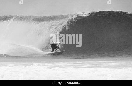 Haleiwa, HI, USA. 18.. Dezember 2022. Balram Stack gewinnt am 18. Dezember 2022 bei den Vans 2022 Pipe Masters bei der Banzai Pipeline in Haleiwa, HI. Kredit: Erik Kabik Photography/Media Punch/Alamy Live News Stockfoto