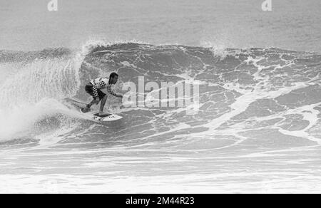 Haleiwa, HI, USA. 18.. Dezember 2022. Balram Stack gewinnt am 18. Dezember 2022 bei den Vans 2022 Pipe Masters bei der Banzai Pipeline in Haleiwa, HI. Kredit: Erik Kabik Photography/Media Punch/Alamy Live News Stockfoto
