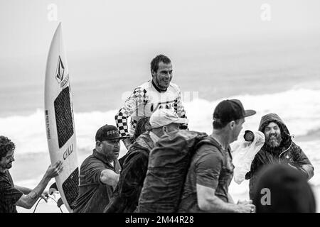 Haleiwa, HI, USA. 18.. Dezember 2022. Balram Stack gewinnt am 18. Dezember 2022 bei den Vans 2022 Pipe Masters bei der Banzai Pipeline in Haleiwa, HI. Kredit: Erik Kabik Photography/Media Punch/Alamy Live News Stockfoto