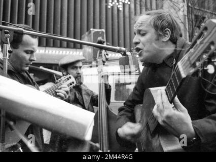 Fotos und Veranstaltungen aus dem Ruhrgebiet in den Jahren 1965 bis 1971. Dieter Sueverkruep mit dem Konrad in Dortmund Stockfoto