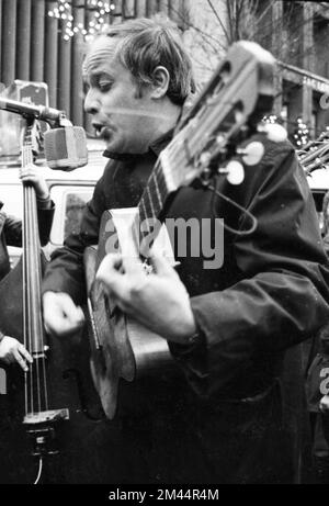 Fotos und Veranstaltungen aus dem Ruhrgebiet in den Jahren 1965 bis 1971. Dieter Sueverkruep mit dem Konrad in Dortmund Stockfoto