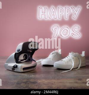 Alles gute zum 90s. Collage mit klassischen Sneakers und beliebter Sofortkamera Stockfoto