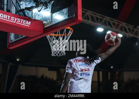 Varese, Italien. 18.. Dezember 2022. Jaron Johnson #92 von Pallacanestro Varese OpenJobMetis wärmt sich während der LBA Lega Basket Auf Ein reguläres Saisonspiel 2022/23 zwischen OpenJobMetis Varese und Pallacanestro Trieste in der Enerxenia Arena, Varese, Italien am 18. Dezember 2022 Kredit: Independent Photo Agency/Alamy Live News Stockfoto