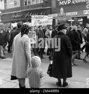 Schüler aller Schultypen und Altersgruppen im Ruhrgebiet in den Jahren 1965 bis 1971 sind gemeinsam gegen Preiserhöhungen im Nahverkehr im Ruhrgebiet Stockfoto