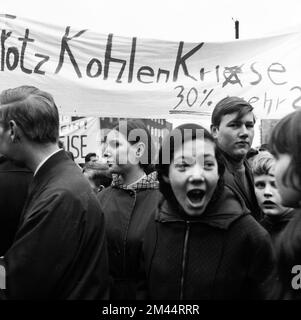 Schüler aller Schultypen und Altersgruppen im Ruhrgebiet in den Jahren 1965 bis 1971 sind gemeinsam gegen Preiserhöhungen im Nahverkehr im Ruhrgebiet Stockfoto