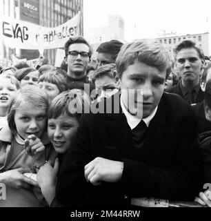 Schüler aller Schultypen und Altersgruppen im Ruhrgebiet in den Jahren 1965 bis 1971 sind gemeinsam gegen Preiserhöhungen im Nahverkehr im Ruhrgebiet Stockfoto