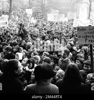 Schüler aller Schultypen und Altersgruppen im Ruhrgebiet in den Jahren 1965 bis 1971 sind gemeinsam gegen Preiserhöhungen im Nahverkehr im Ruhrgebiet Stockfoto