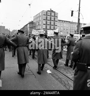 Schüler aller Schultypen und Altersgruppen im Ruhrgebiet in den Jahren 1965 bis 1971 sind gemeinsam gegen Preiserhöhungen im Nahverkehr im Ruhrgebiet Stockfoto