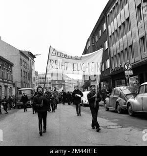 Schüler aller Schultypen und Altersgruppen im Ruhrgebiet in den Jahren 1965 bis 1971 sind gemeinsam gegen Preiserhöhungen im Nahverkehr im Ruhrgebiet Stockfoto