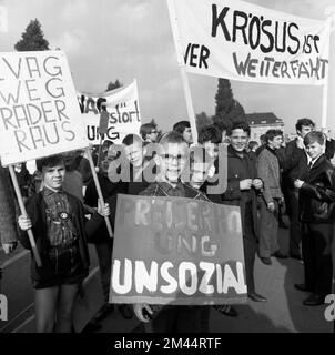 Schüler aller Schultypen und Altersgruppen im Ruhrgebiet in den Jahren 1965 bis 1971 sind gemeinsam gegen Preiserhöhungen im Nahverkehr im Ruhrgebiet Stockfoto
