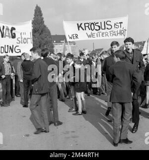 Schüler aller Schultypen und Altersgruppen im Ruhrgebiet in den Jahren 1965 bis 1971 sind gemeinsam gegen Preiserhöhungen im Nahverkehr im Ruhrgebiet Stockfoto