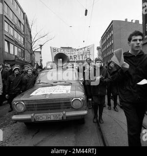 Schüler aller Schultypen und Altersgruppen im Ruhrgebiet in den Jahren 1965 bis 1971 sind gemeinsam gegen Preiserhöhungen im Nahverkehr im Ruhrgebiet Stockfoto