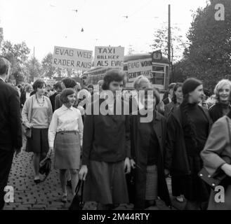 Schüler aller Schultypen und Altersgruppen im Ruhrgebiet in den Jahren 1965 bis 1971 sind gemeinsam gegen Preiserhöhungen im Nahverkehr im Ruhrgebiet Stockfoto