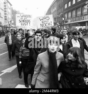 Schüler aller Schultypen und Altersgruppen im Ruhrgebiet in den Jahren 1965 bis 1971 sind gemeinsam gegen Preiserhöhungen im Nahverkehr im Ruhrgebiet Stockfoto