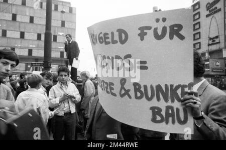 Schüler aller Schultypen und Altersgruppen im Ruhrgebiet in den Jahren 1965 bis 1971 sind gemeinsam gegen Preiserhöhungen im Nahverkehr im Ruhrgebiet Stockfoto