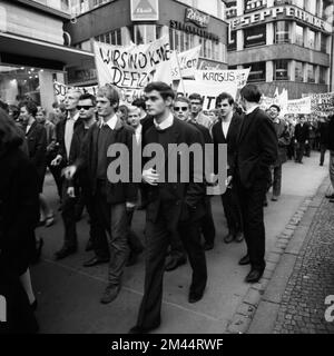 Schüler aller Schultypen und Altersgruppen im Ruhrgebiet in den Jahren 1965 bis 1971 sind gemeinsam gegen Preiserhöhungen im Nahverkehr im Ruhrgebiet Stockfoto