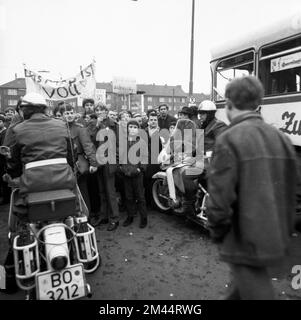 Schüler aller Schultypen und Altersgruppen im Ruhrgebiet in den Jahren 1965 bis 1971 sind gemeinsam gegen Preiserhöhungen im Nahverkehr im Ruhrgebiet Stockfoto