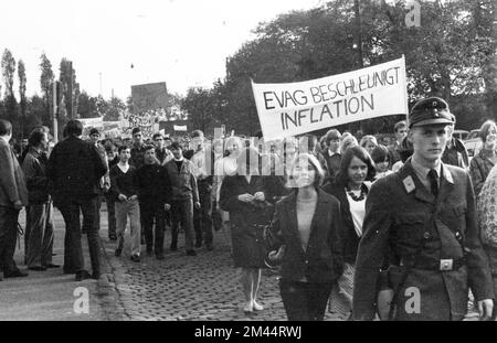 Schüler aller Schultypen und Altersgruppen im Ruhrgebiet in den Jahren 1965 bis 1971 sind gemeinsam gegen Preiserhöhungen im Nahverkehr im Ruhrgebiet Stockfoto