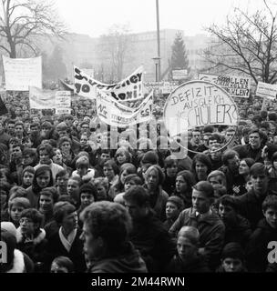 Schüler aller Schultypen und Altersgruppen im Ruhrgebiet in den Jahren 1965 bis 1971 sind gemeinsam gegen Preiserhöhungen im Nahverkehr im Ruhrgebiet Stockfoto