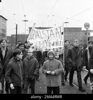 Schüler aller Schultypen und Altersgruppen im Ruhrgebiet in den Jahren 1965 bis 1971 sind gemeinsam gegen Preiserhöhungen im Nahverkehr im Ruhrgebiet Stockfoto