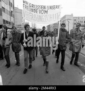 Schüler aller Schultypen und Altersgruppen im Ruhrgebiet in den Jahren 1965 bis 1971 sind gemeinsam gegen Preiserhöhungen im Nahverkehr im Ruhrgebiet Stockfoto