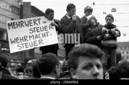 Schüler aller Schultypen und Altersgruppen im Ruhrgebiet in den Jahren 1965 bis 1971 sind gemeinsam gegen Preiserhöhungen im Nahverkehr im Ruhrgebiet Stockfoto