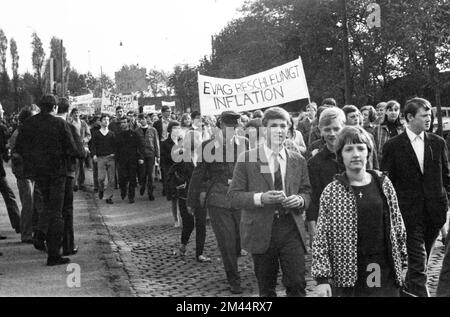 Schüler aller Schultypen und Altersgruppen im Ruhrgebiet in den Jahren 1965 bis 1971 sind gemeinsam gegen Preiserhöhungen im Nahverkehr im Ruhrgebiet Stockfoto