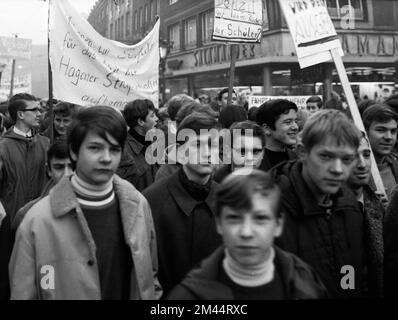 Schüler aller Schultypen und Altersgruppen im Ruhrgebiet in den Jahren 1965 bis 1971 sind gemeinsam gegen Preiserhöhungen im Nahverkehr im Ruhrgebiet Stockfoto