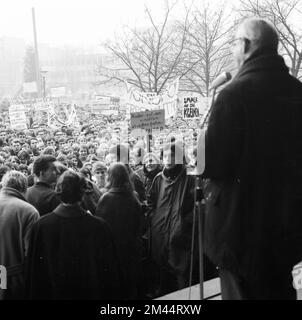Schüler aller Schultypen und Altersgruppen im Ruhrgebiet in den Jahren 1965 bis 1971 sind gemeinsam gegen Preiserhöhungen im Nahverkehr im Ruhrgebiet Stockfoto