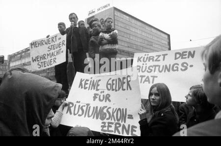 Schüler aller Schultypen und Altersgruppen im Ruhrgebiet in den Jahren 1965 bis 1971 sind gemeinsam gegen Preiserhöhungen im Nahverkehr im Ruhrgebiet Stockfoto