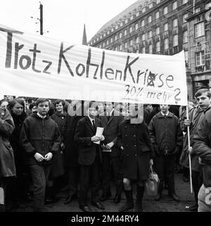 Schüler aller Schultypen und Altersgruppen im Ruhrgebiet in den Jahren 1965 bis 1971 sind gemeinsam gegen Preiserhöhungen im Nahverkehr im Ruhrgebiet Stockfoto