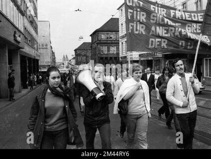 Das 2.. Treffen von Bundeskanzler Willy Brandt mit dem DDR-Abgeordneten Willi Stoph am 21. Mai 1971 in Kassel wurde von zahlreichen Erklärungen für und begleitet Stockfoto