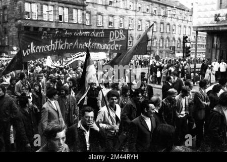 Das 2.. Treffen von Bundeskanzler Willy Brandt mit dem DDR-Abgeordneten Willi Stoph am 21. Mai 1971 in Kassel wurde von zahlreichen Erklärungen für und begleitet Stockfoto