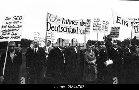 Das 2.. Treffen von Bundeskanzler Willy Brandt mit dem DDR-Abgeordneten Willi Stoph am 21. Mai 1971 in Kassel wurde von zahlreichen Erklärungen für und begleitet Stockfoto