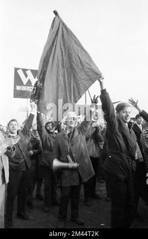 Der rechtsradikale Aktionswiderstand der NPD war eine landesweite Reaktion auf Willy Brandts Politik der Verständigung mit dem Osten von 1970, die Stockfoto