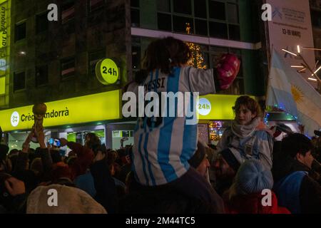 Andorra La Vella, Andorra : 2022. Dezember 18 : Argentinische Fans mit Wohnsitz in Andorra feiern den Triumph Argentiniens nach dem Fussballfinalspiel der Katar-Weltmeisterschaft 2022 zwischen Argentinien und Frankreich in Andorra La Vella am 18. Dezember 2022. Kredit: Martin Silva Cosentino/Alamy Live News Stockfoto