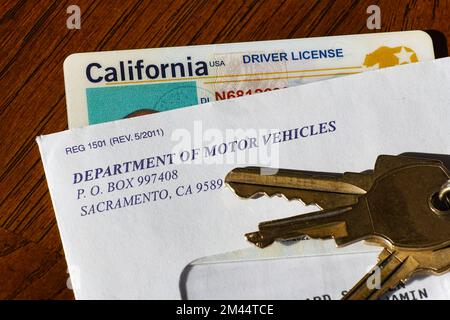 Lake Elsinore, Kalifornien, USA: 18. Dezember 2022: Nahaufnahme eines kalifornischen Führerscheins in einem Umschlag mit Autoschlüssel. Stockfoto
